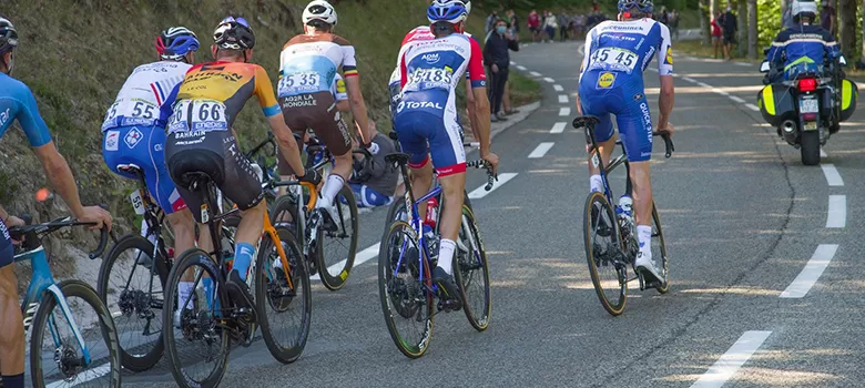 Tour de France jde po volném dni do své závěrečné části obrázek